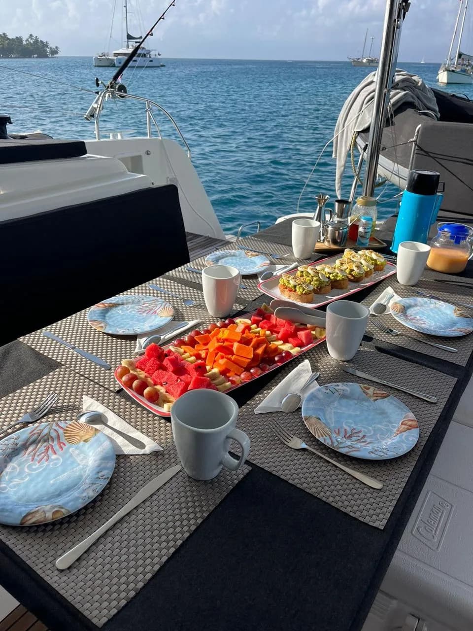 Desayuno servido en cubierta frente al mar