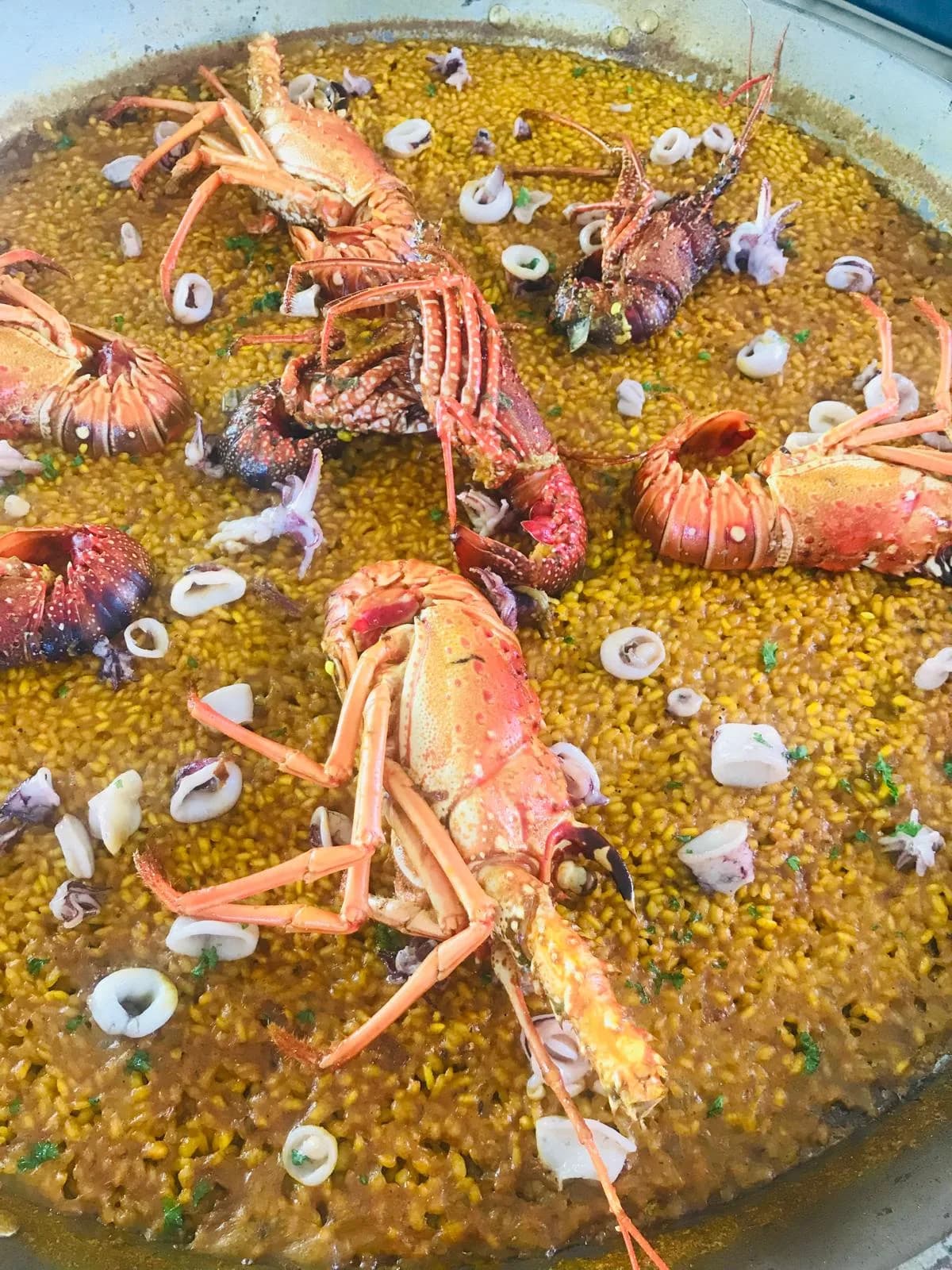 Arroz de langosta recién hecho a bordo